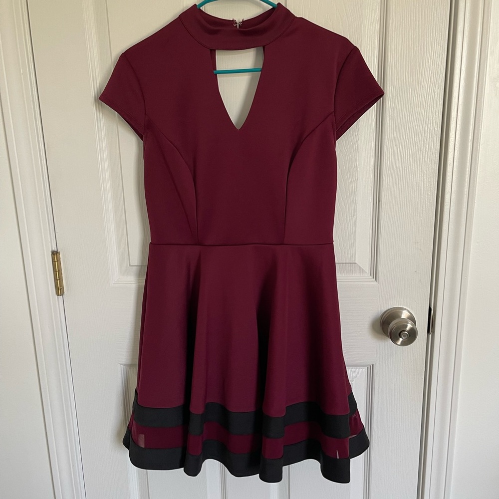 Juniors’ Fitted Burgundy City Studio Dress